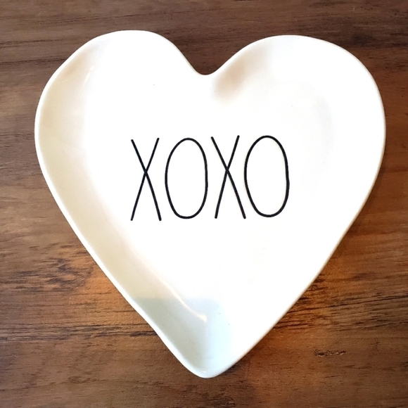 RAE DUNN AUTHENTIC HEART PLATE - XOXO - Picture 1 of 3